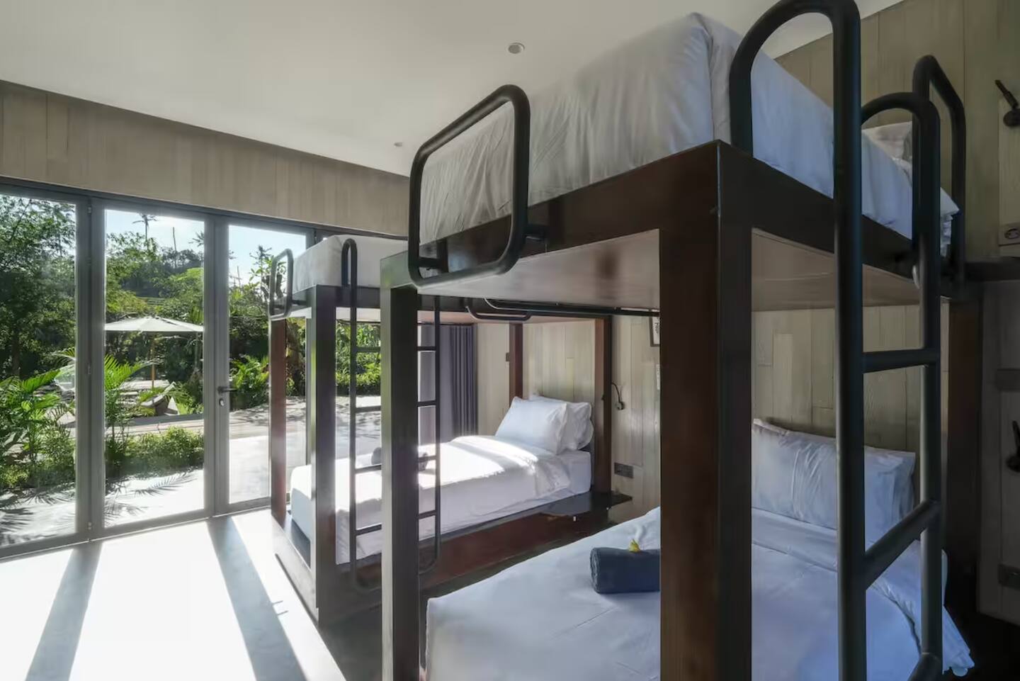 e0d48131-05a9-49fd-a496-c670a9f19b25