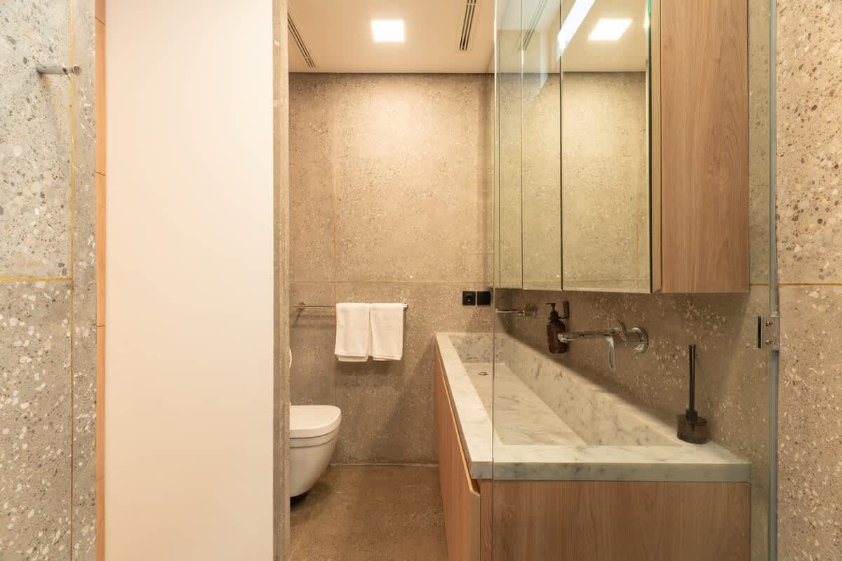 42247b83-dfa6-49-VHG1T