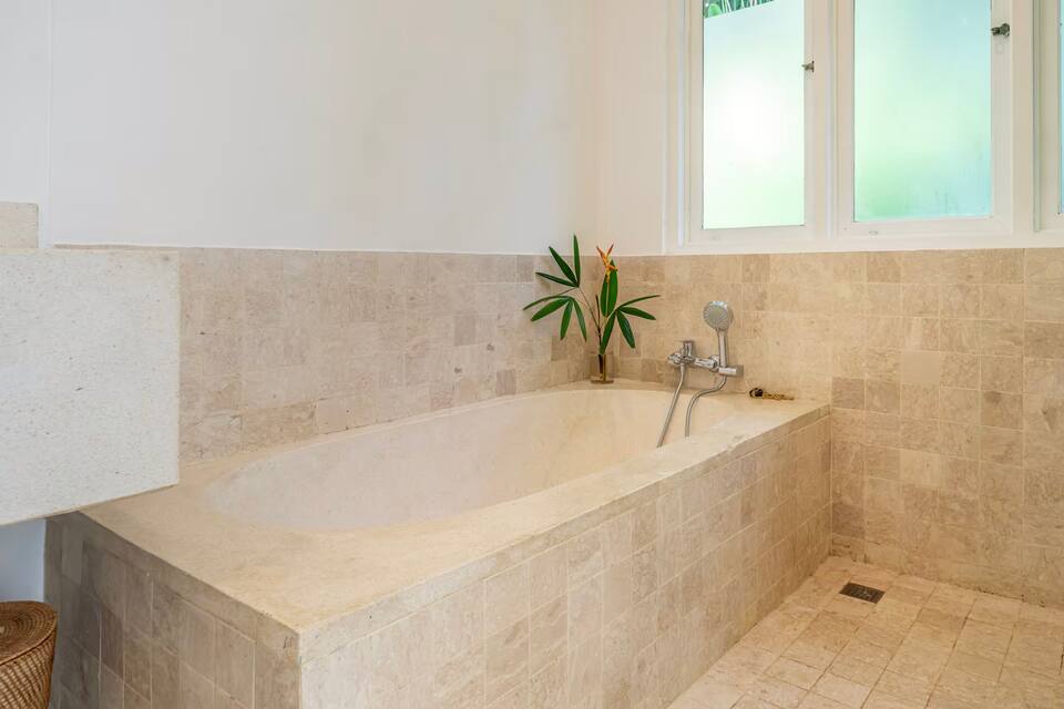 b696d3a0-5acf-45a3-93cf-33a2d904676e